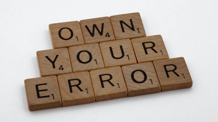 Scrabble-Steine: "Bekenne dich zu deinem Fehler"